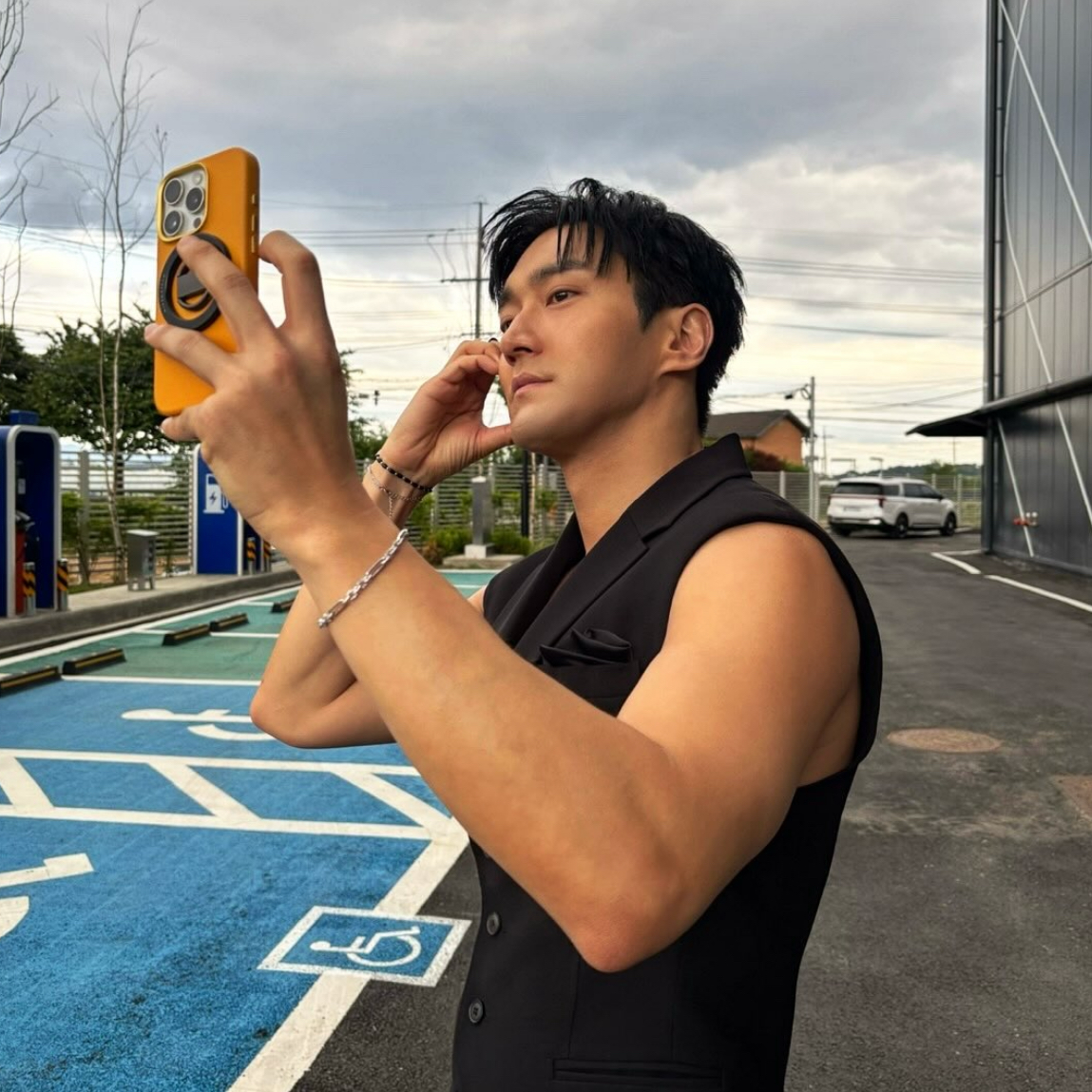 Latest photo of Siwon (Super Junior)