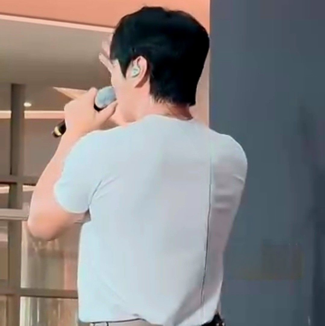 Recent activity shot of Hwang Chiyeol