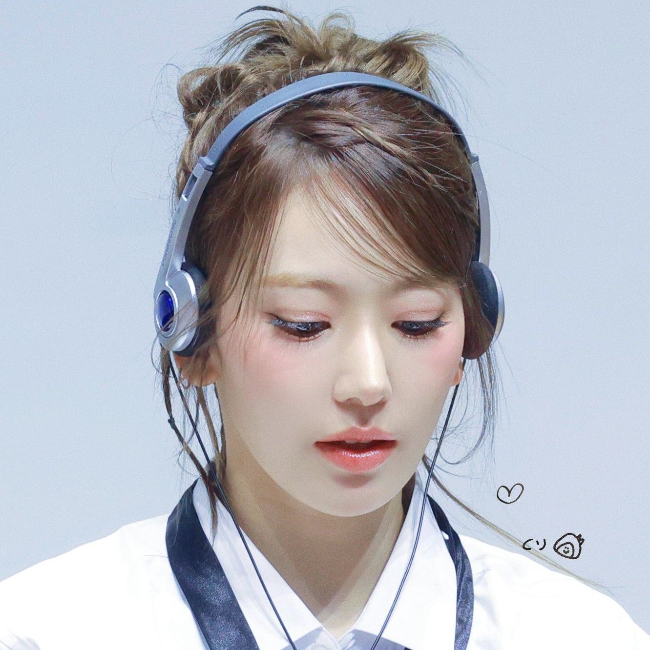 Behind-the-scenes cut of Sakura (LE SSERAFIM)