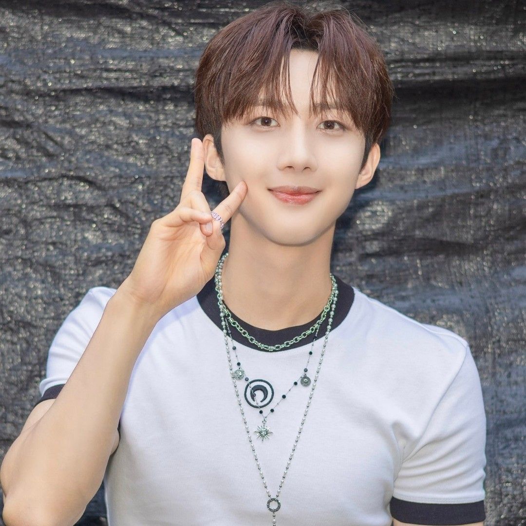 Behind-the-scenes cut of Hui (PENTAGON)