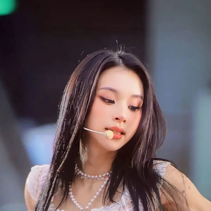 Behind-the-scenes cut of Chaeyoung (TWICE)