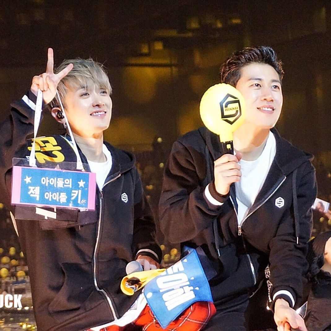 A moment captured by SECHSKIES's fan
