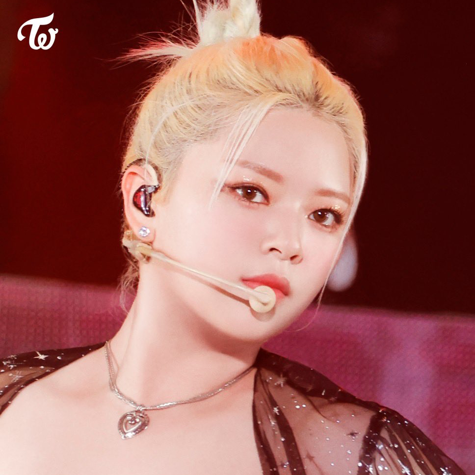 Behind-the-scenes cut of Jeongyeon (TWICE)