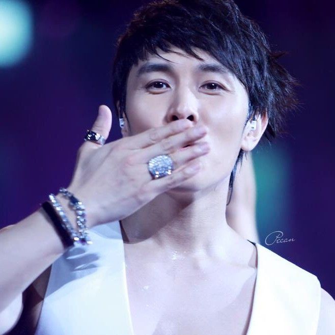 キム・ドンワン (神話)の最近の活動写真