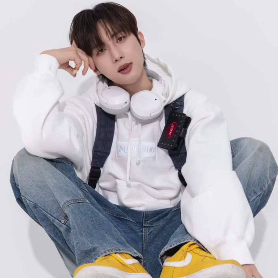 A moment captured by Hui (PENTAGON)'s fan