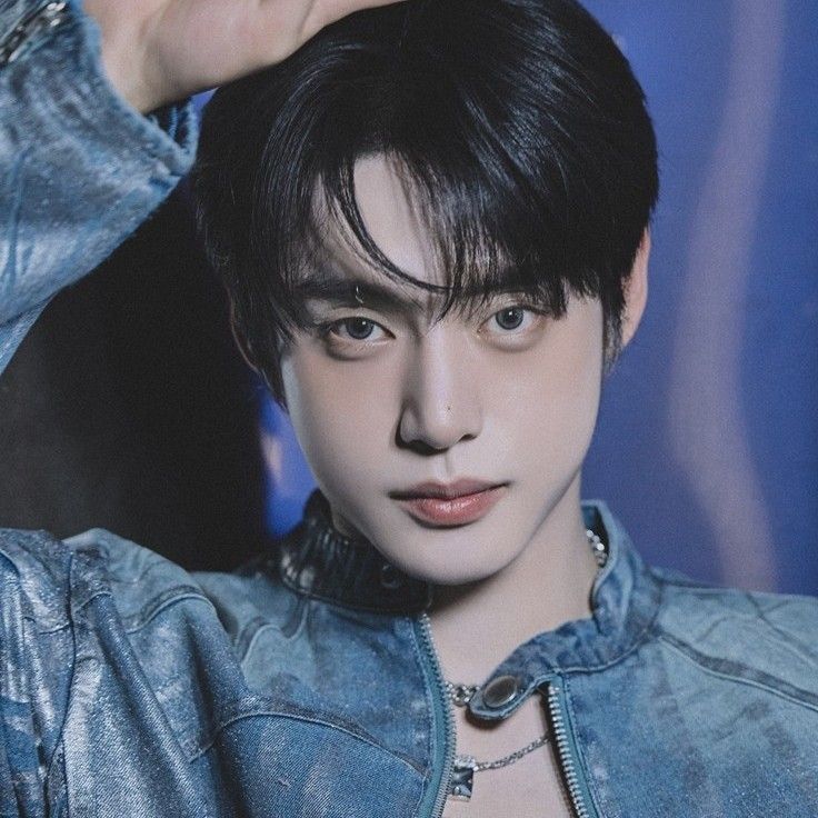 Recent activity shot of Kim Jiwoong (ZEROBASEONE)