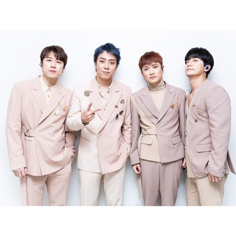 A moment captured by SECHSKIES's fan