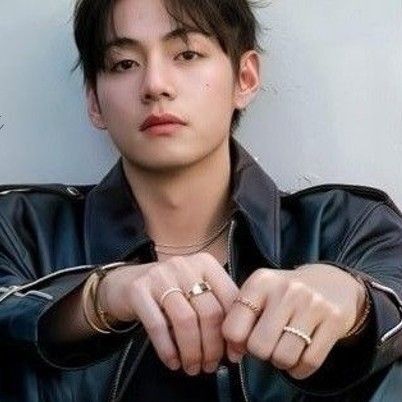 뷔 (방탄소년단)의 최신 사진