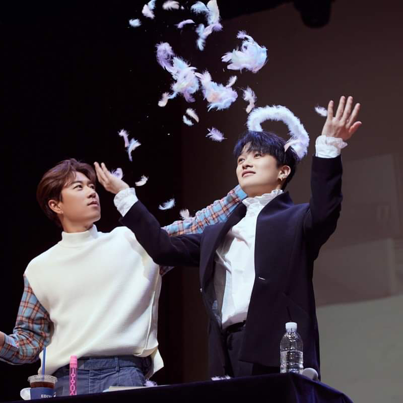 A moment captured by SECHSKIES's fan