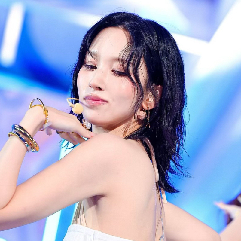 Behind-the-scenes cut of Mina (TWICE)