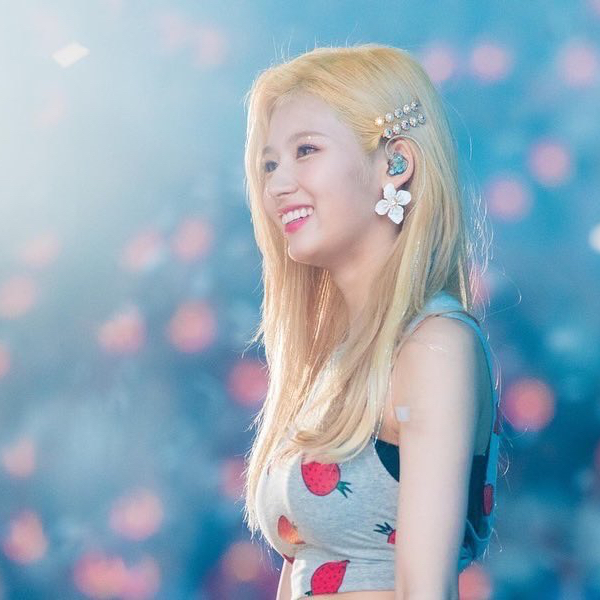 Potret di balik layar Sana (TWICE)