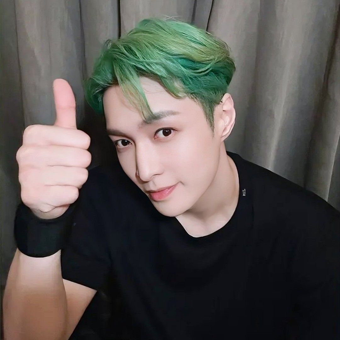 Behind-the-scenes cut of Lay (EXO)