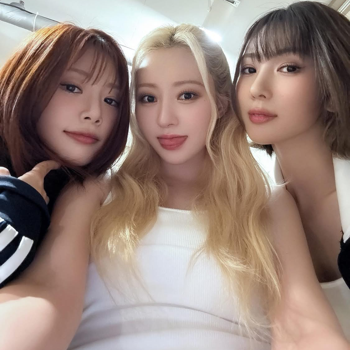 A moment captured by DREAMCATCHER's fan