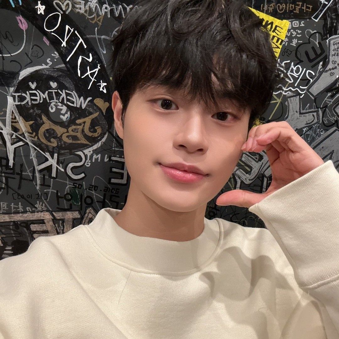 A moment captured by Lee Daehwi (AB6IX)'s fan