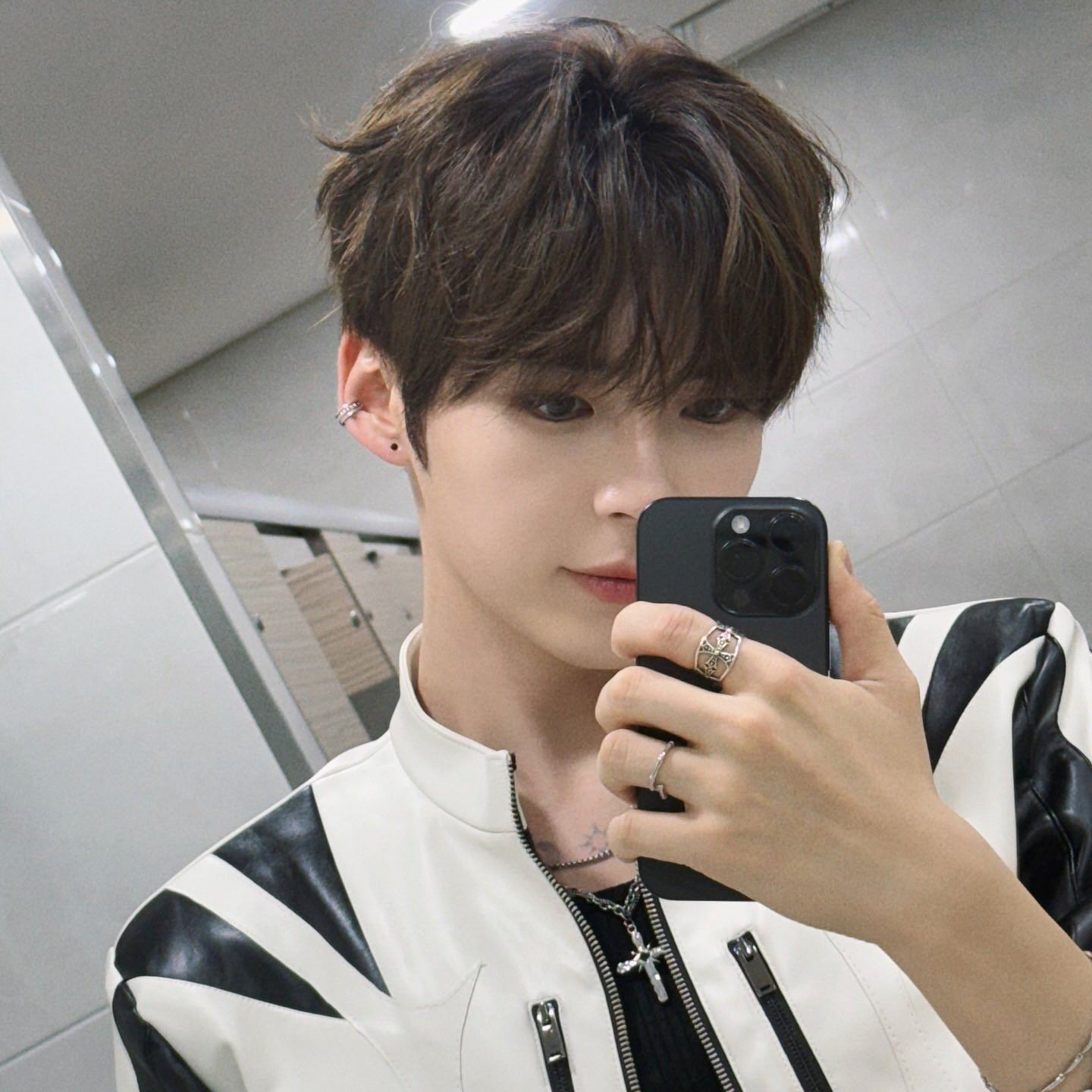 Foto aktivitas terbaru Sung Hanbin (ZEROBASEONE)