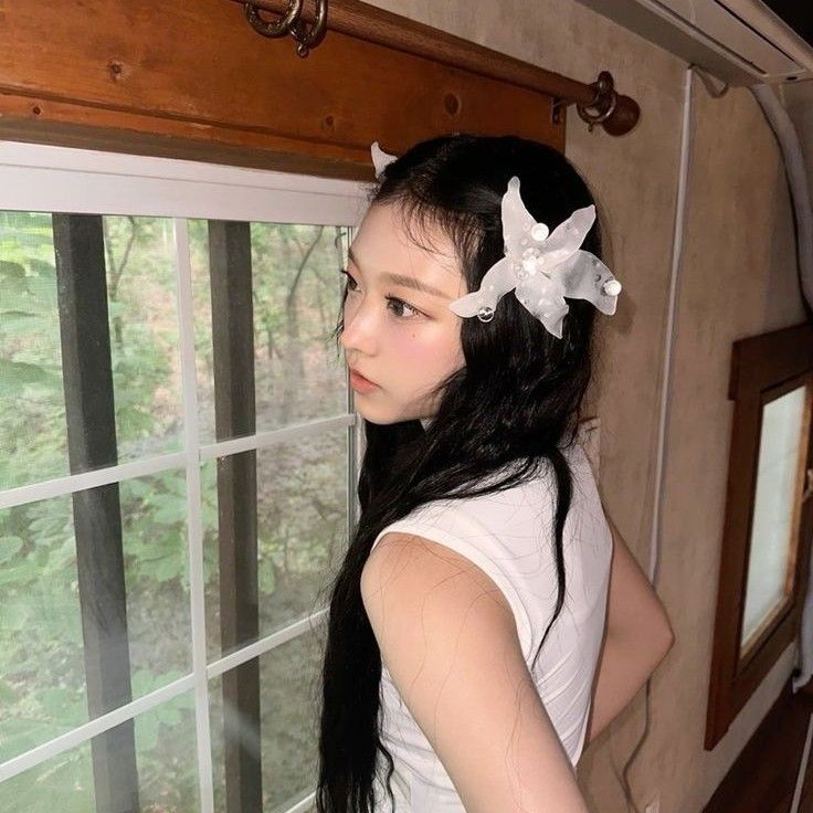 Behind-the-scenes cut of Haerin (NewJeans)