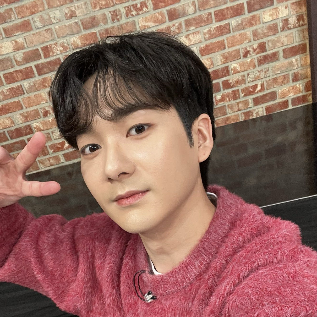 Behind-the-scenes cut of Aron