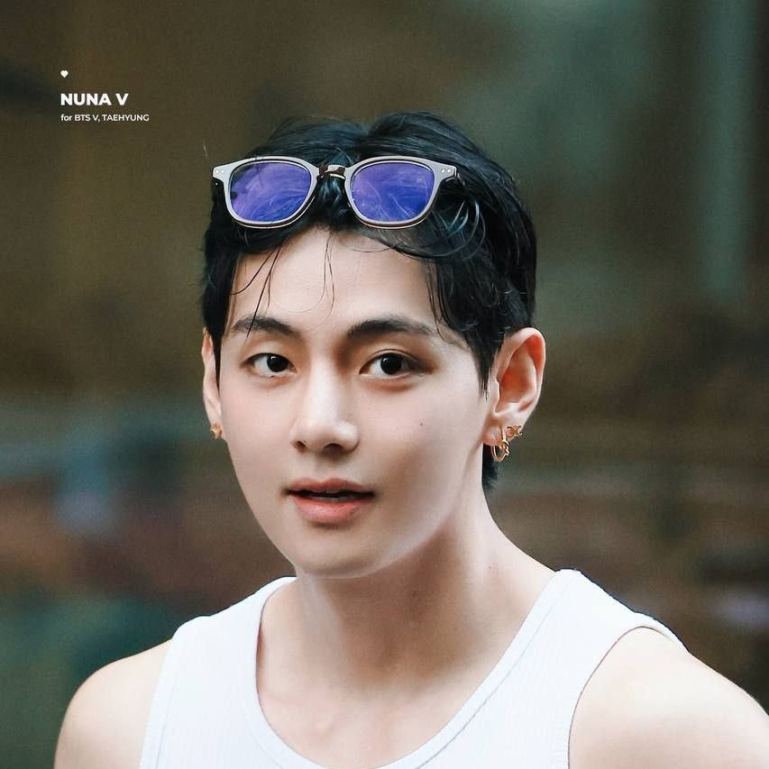 Behind-the-scenes cut of V (BTS)