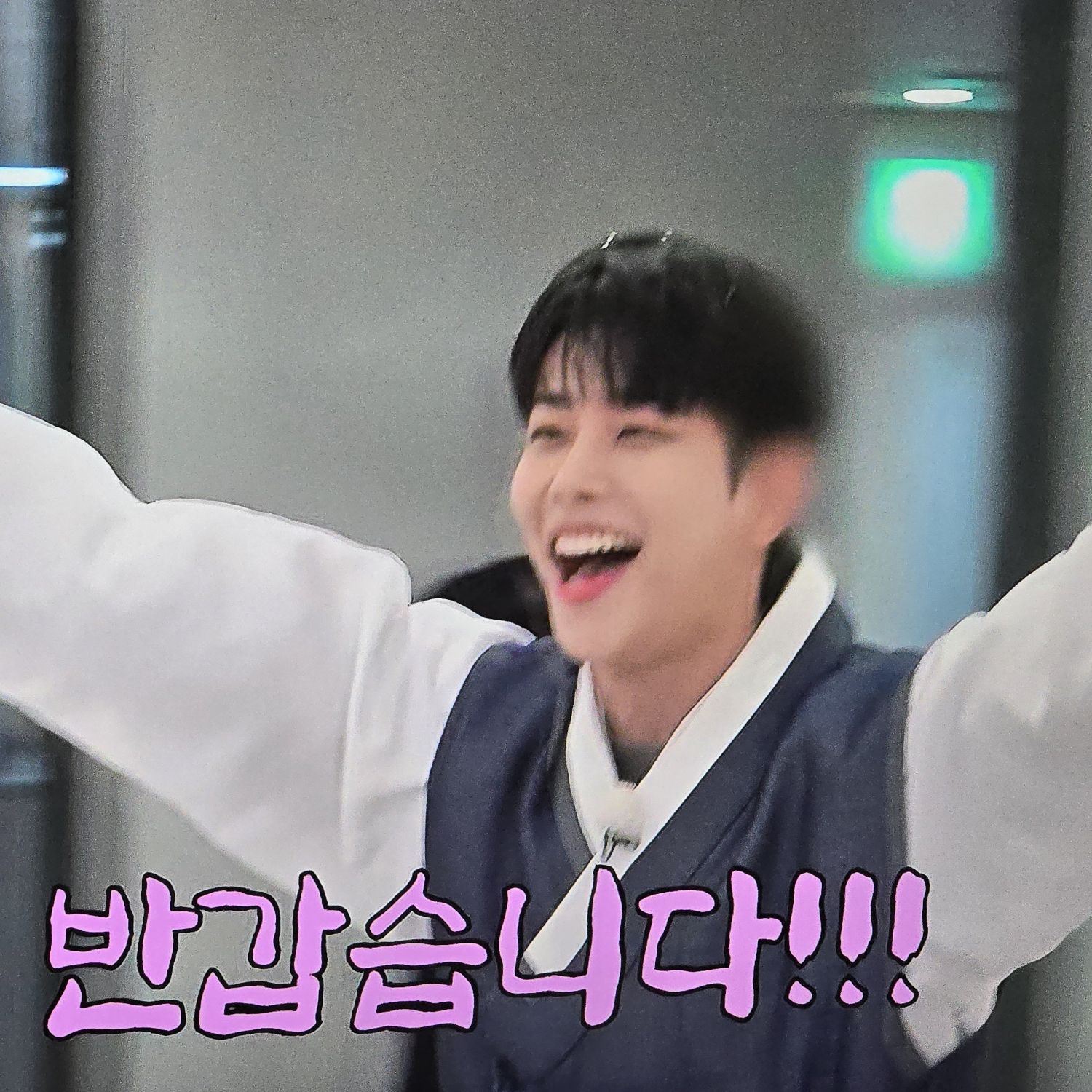 A moment captured by MJ (ASTRO)'s fan