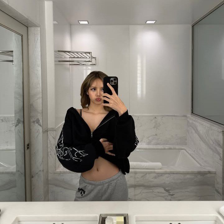 Behind-the-scenes cut of Lisa (BLACKPINK)