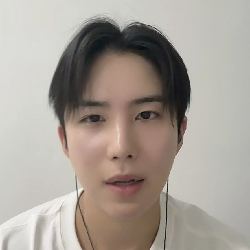 A moment captured by Wow (A.C.E)'s fan