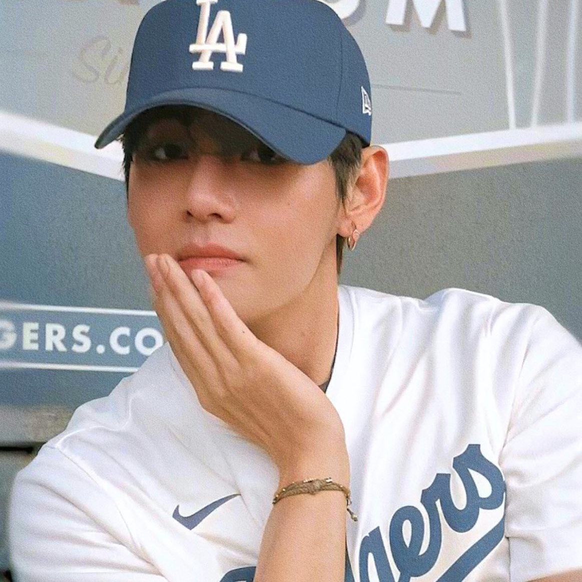 Behind-the-scenes cut of V (BTS)