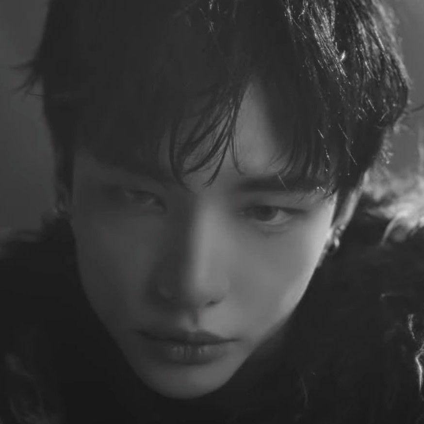 Foto terbaru Hyunjin (Stray Kids)