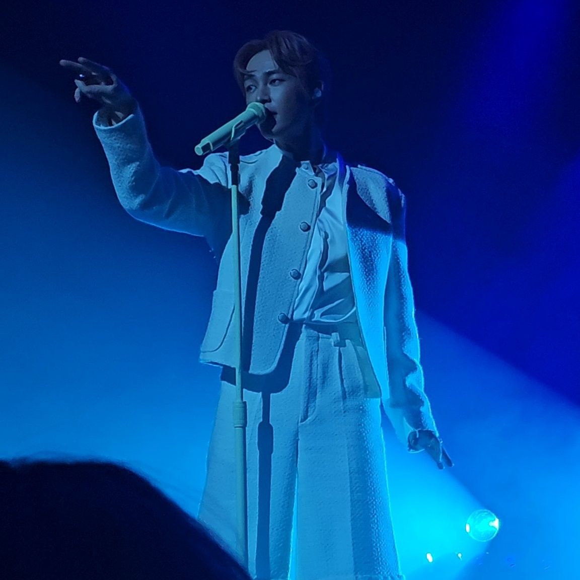 A moment captured by Onew (SHINee)'s fan