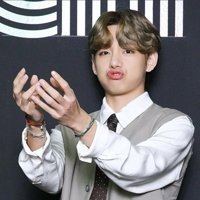 뷔 (방탄소년단)의 최신 사진