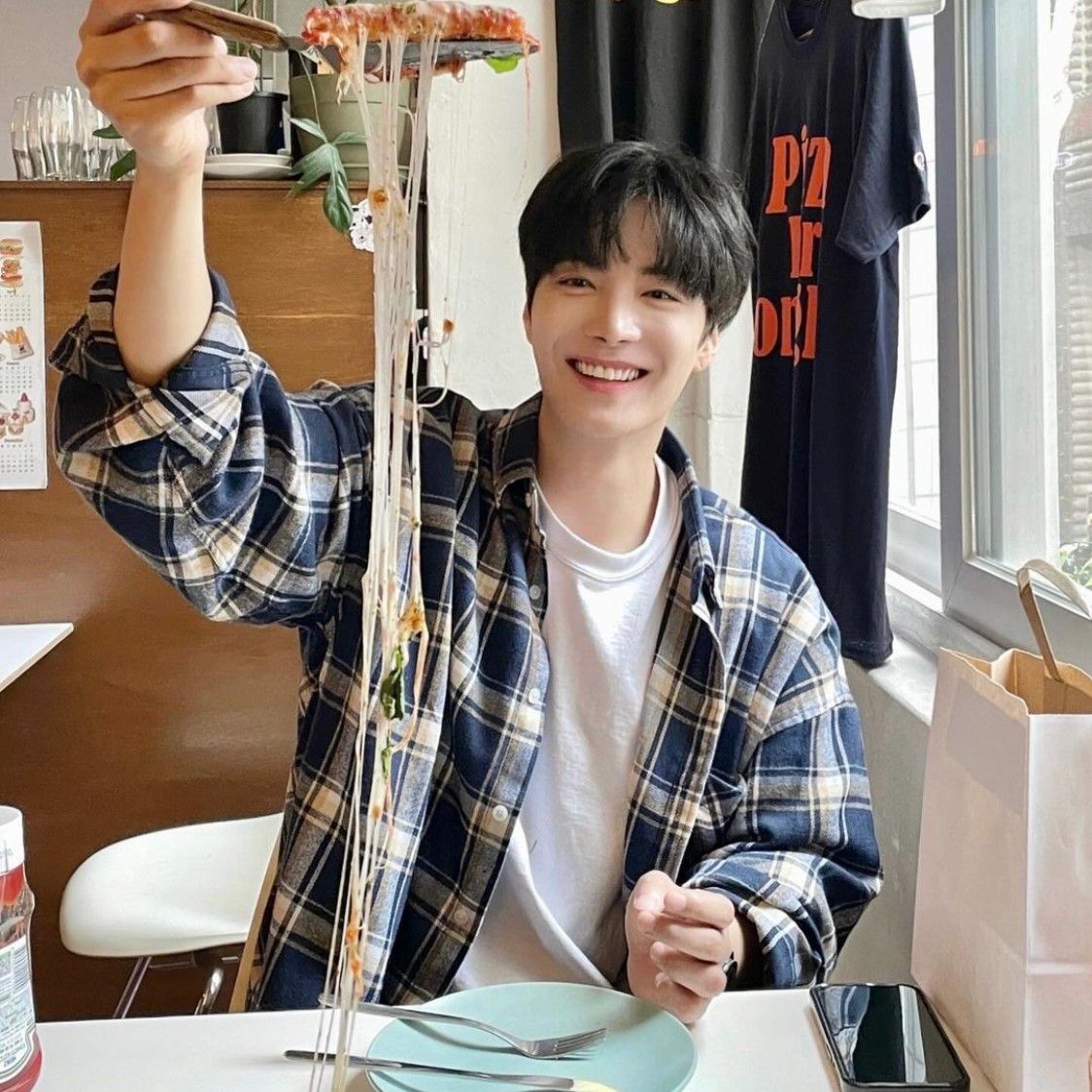 A moment captured by Kim Jonghyeon's fan