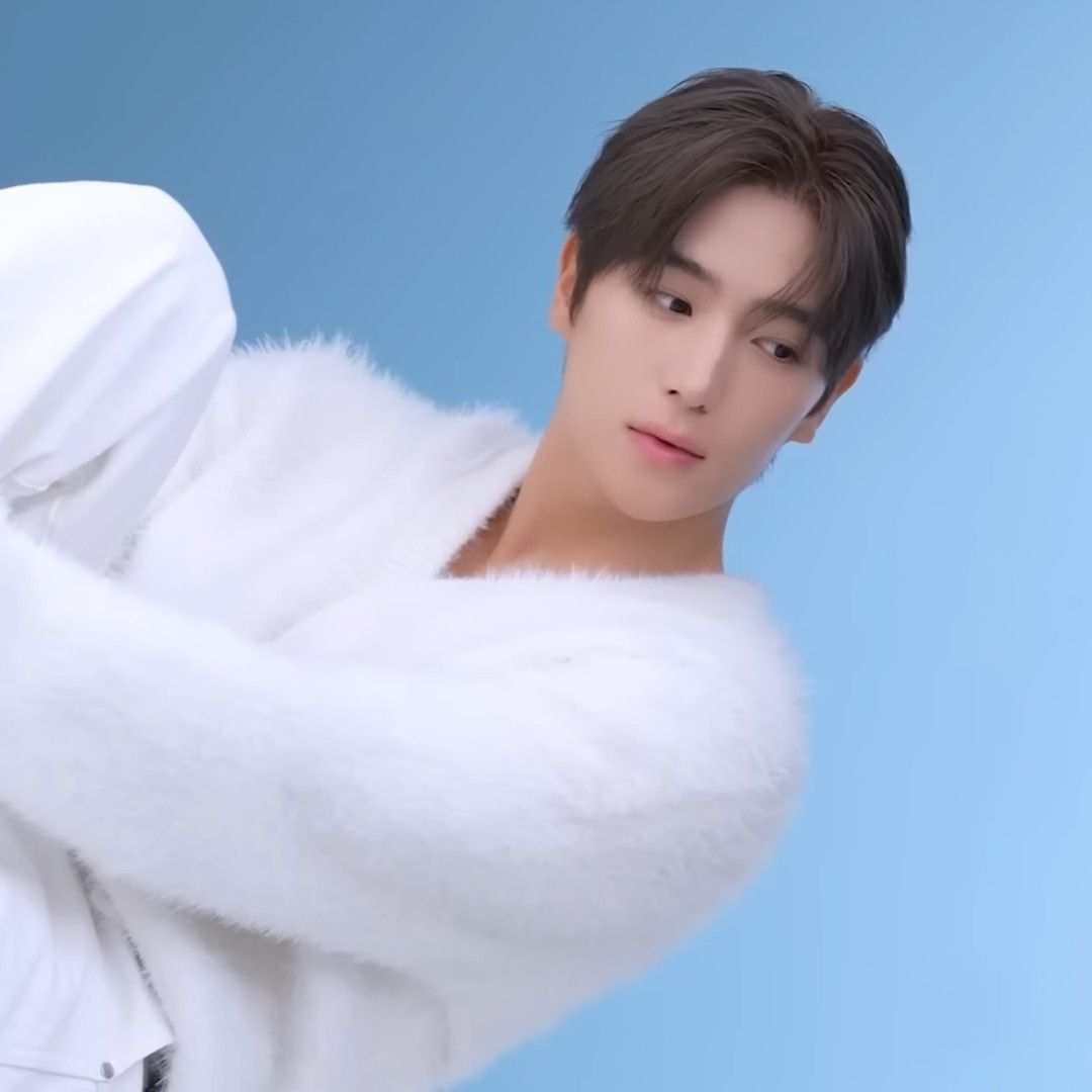 A moment captured by Hyunjae (THE BOYZ)'s fan