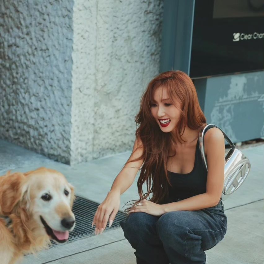 Latest photo of Hwasa (MAMAMOO)