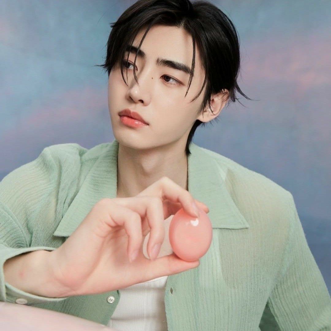 Latest photo of Sunghoon (ENHYPEN)