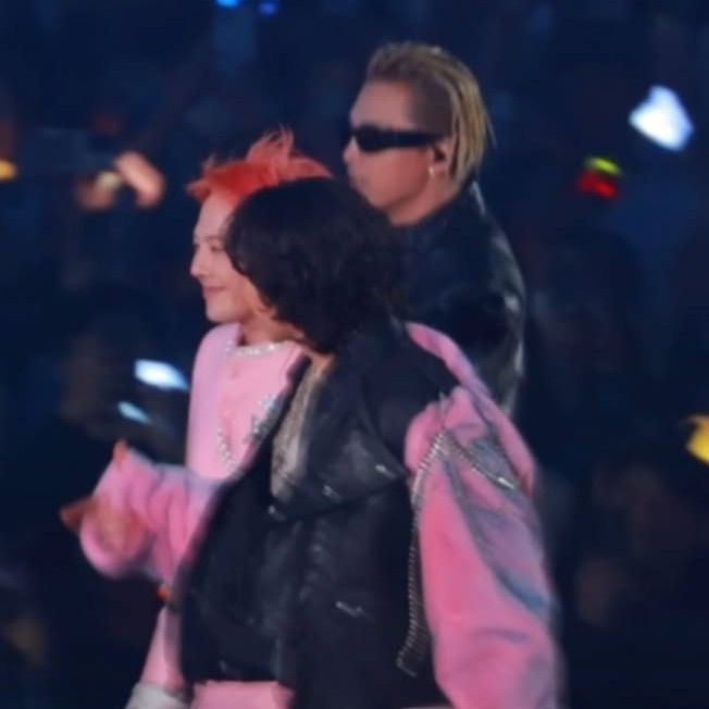 Foto aktivitas terbaru G-DRAGON (BIGBANG)