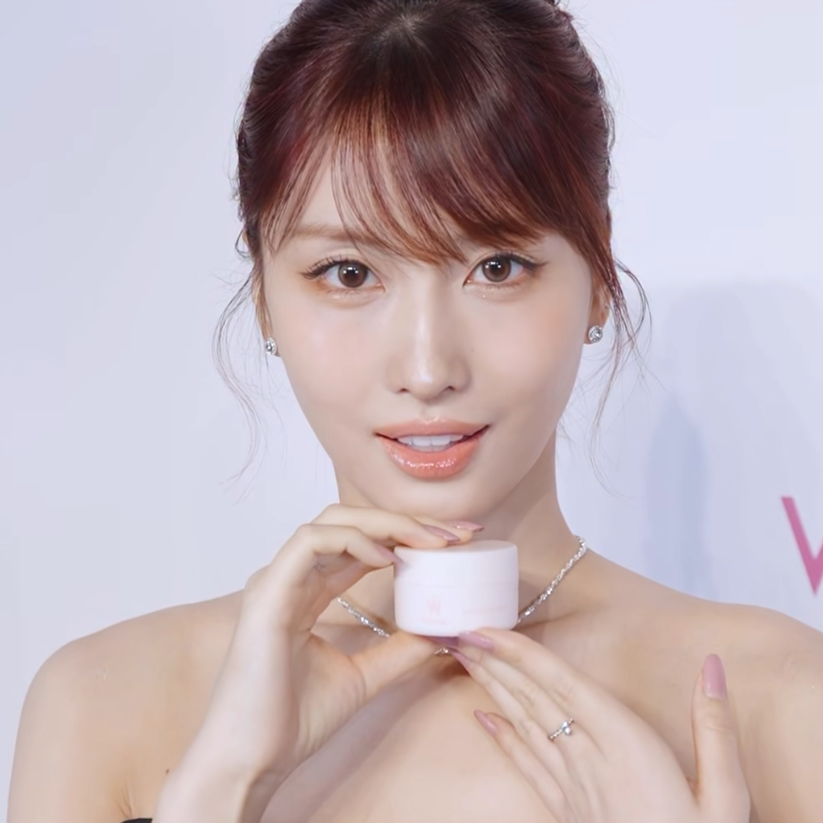 Behind-the-scenes cut of Momo (TWICE)