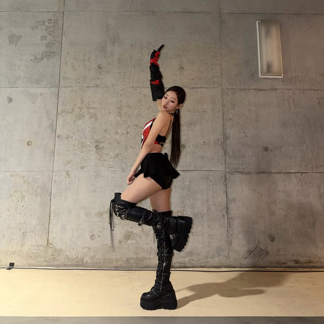 Behind-the-scenes cut of Julie (KISS OF LIFE)