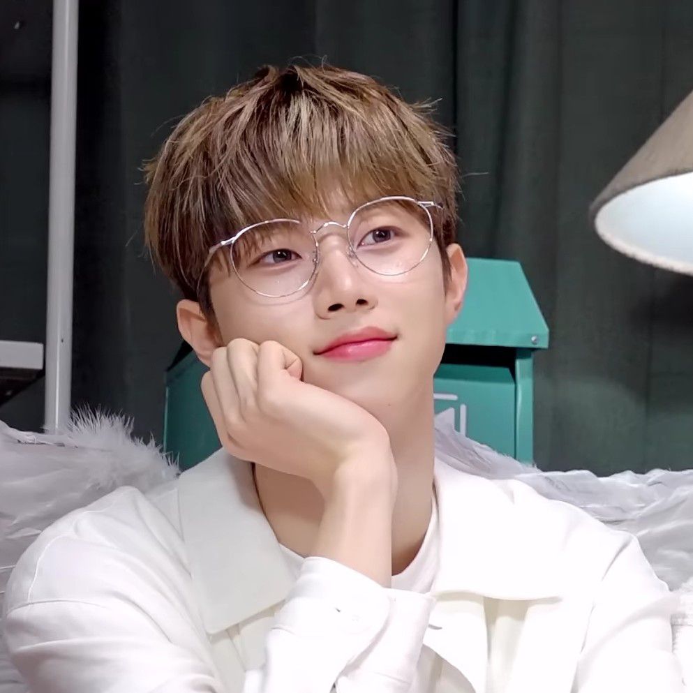 Behind-the-scenes cut of Hyunwoo (Xikers)