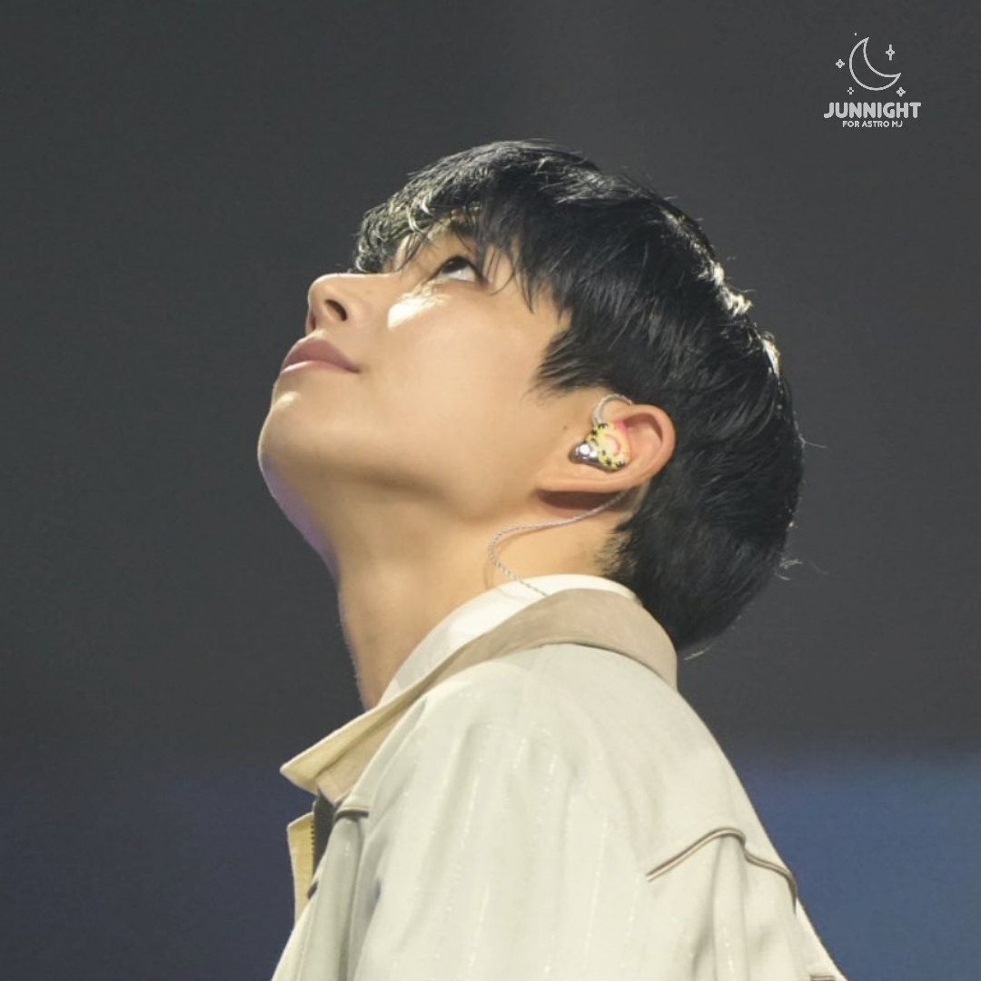 A moment captured by MJ (ASTRO)'s fan