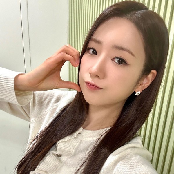 Shining profile picture of Yoon Bomi (Apink) on today's Choeaedol