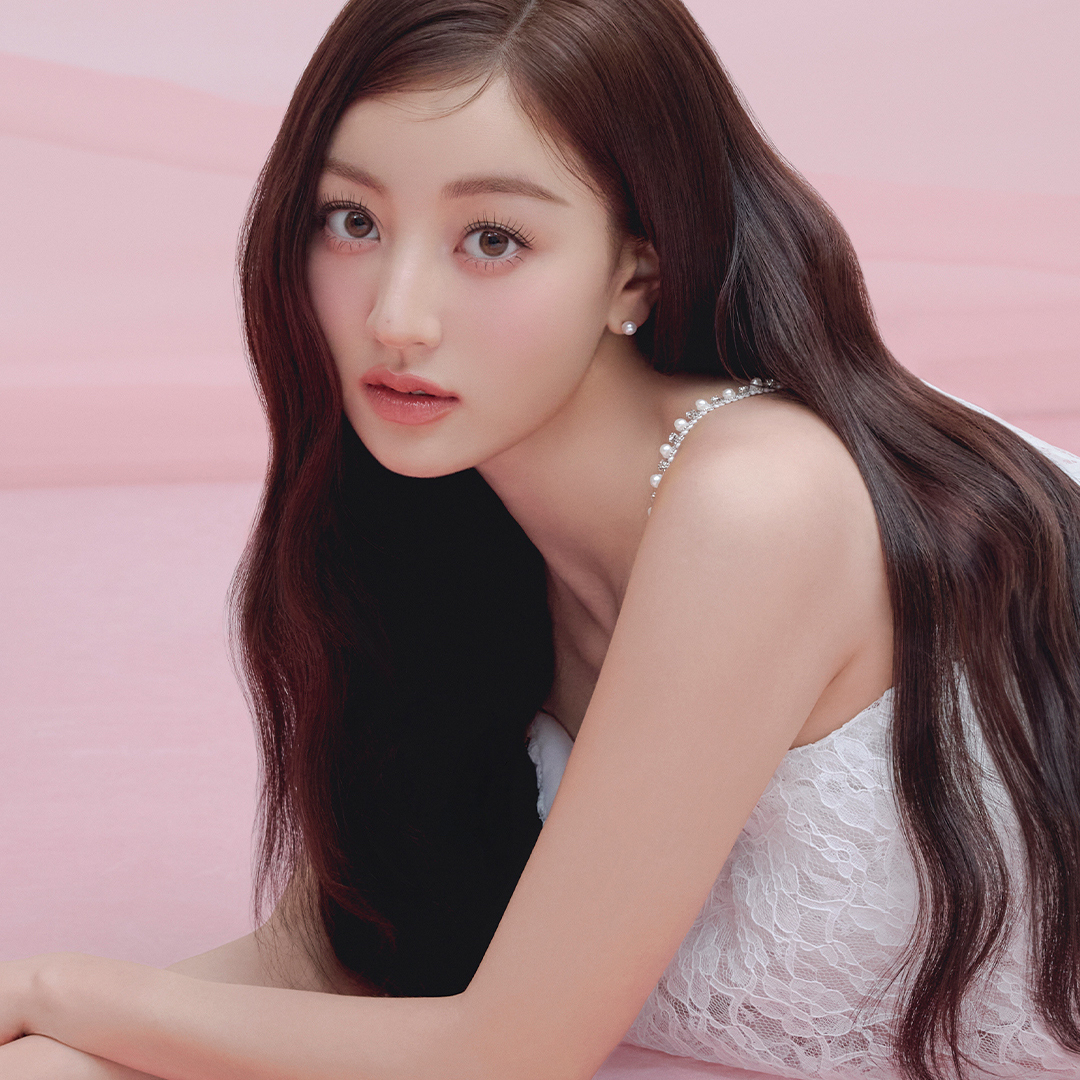 Recent activity shot of Jihyo (TWICE)