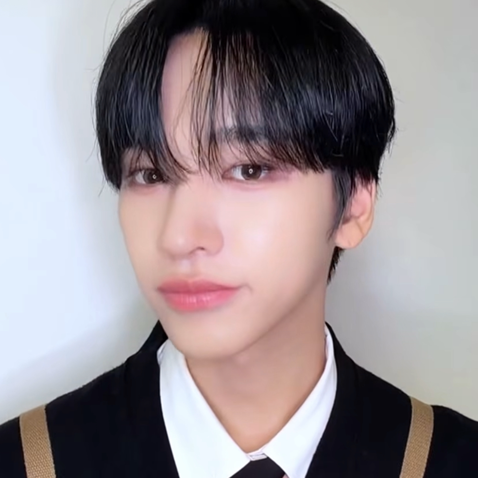 Behind-the-scenes cut of Hanjun (n.SSign)