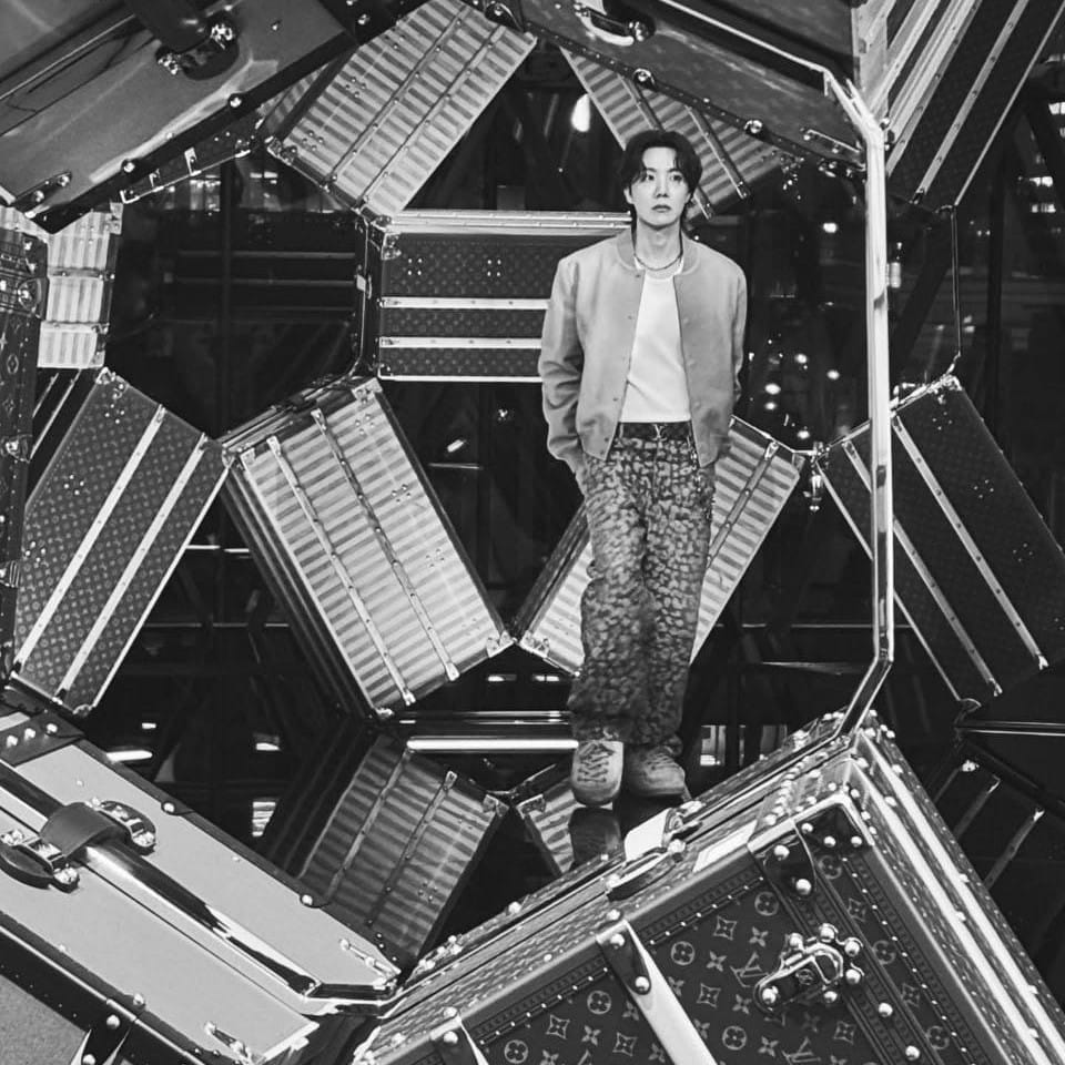 Foto terbaru j-hope (BTS)