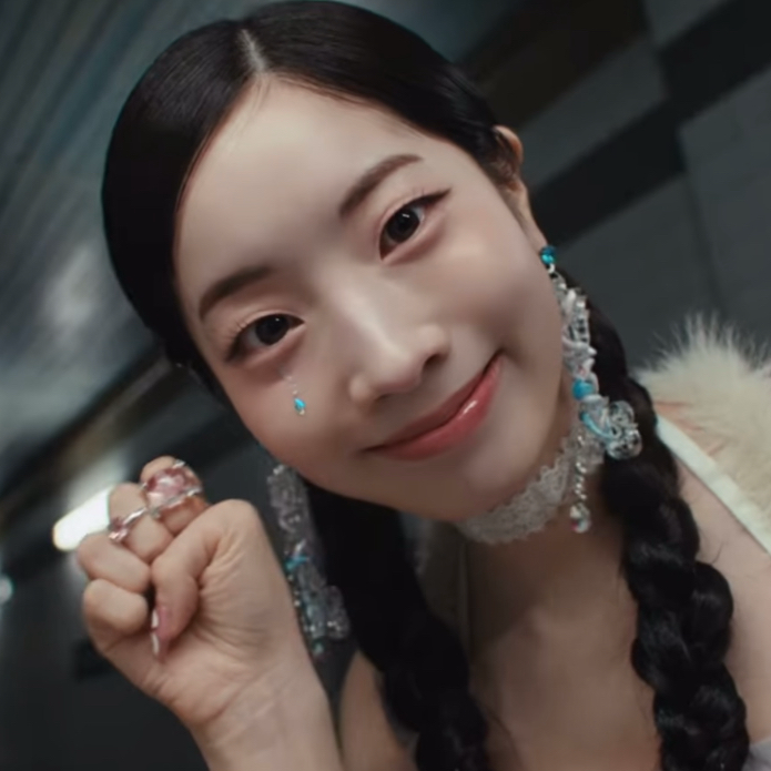 Behind-the-scenes cut of Dahyun (TWICE)