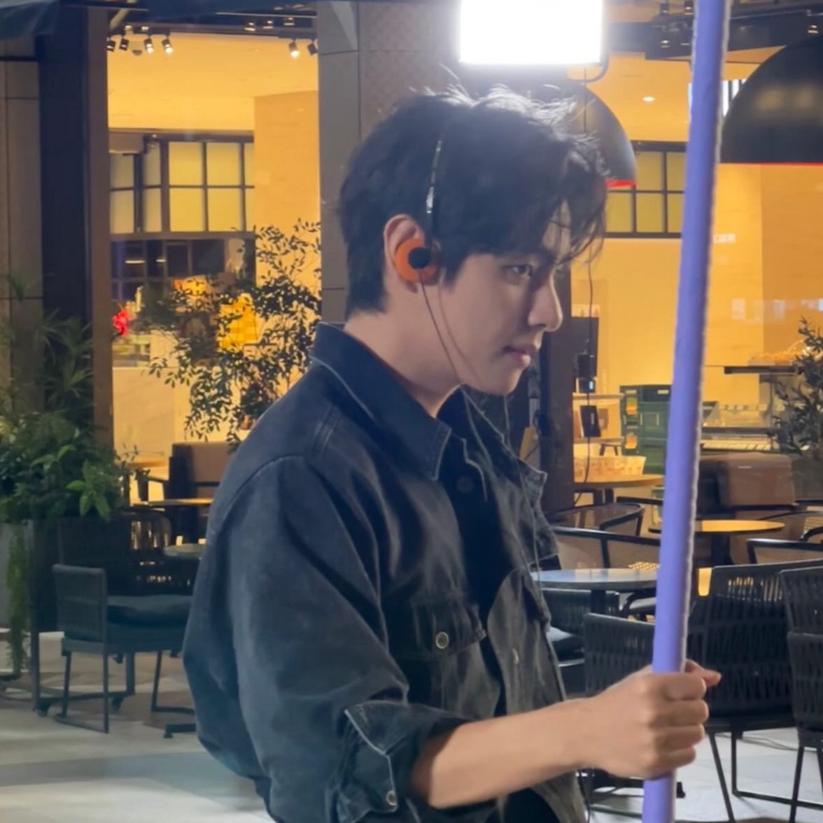 Behind-the-scenes cut of V (BTS)