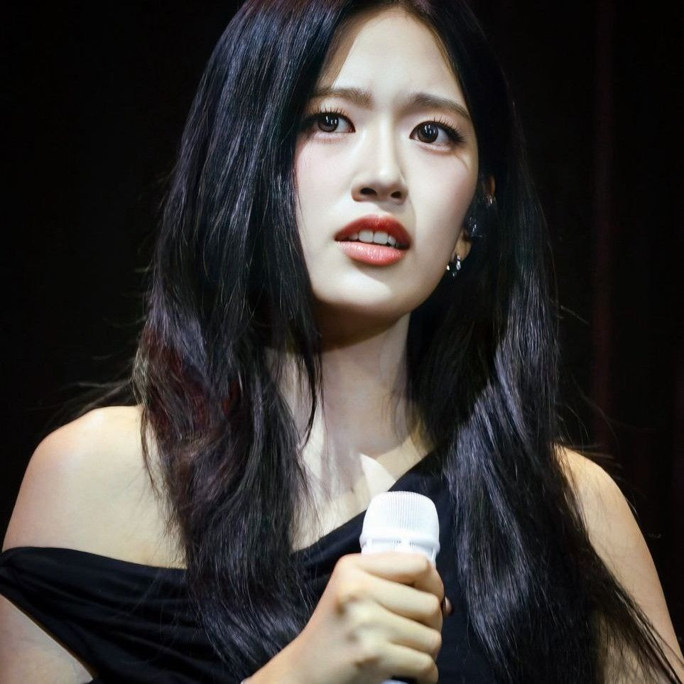 Recent activity shot of An Yujin (IVE)