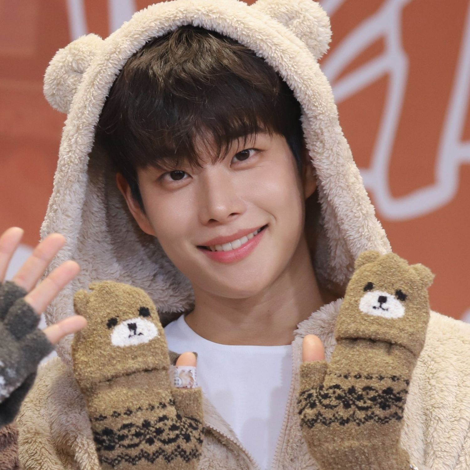 A moment captured by MJ (ASTRO)'s fan