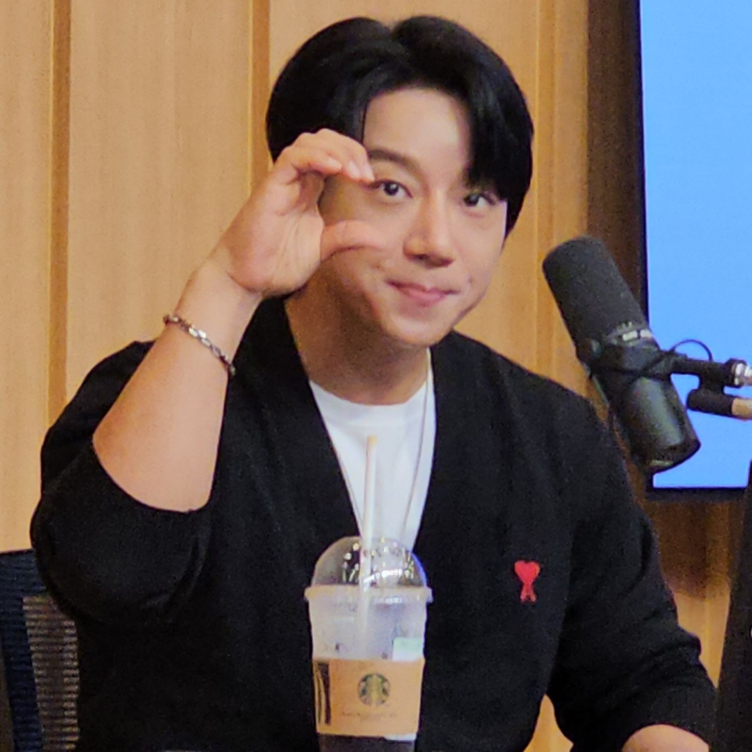 Behind-the-scenes cut of Hwang Chiyeol