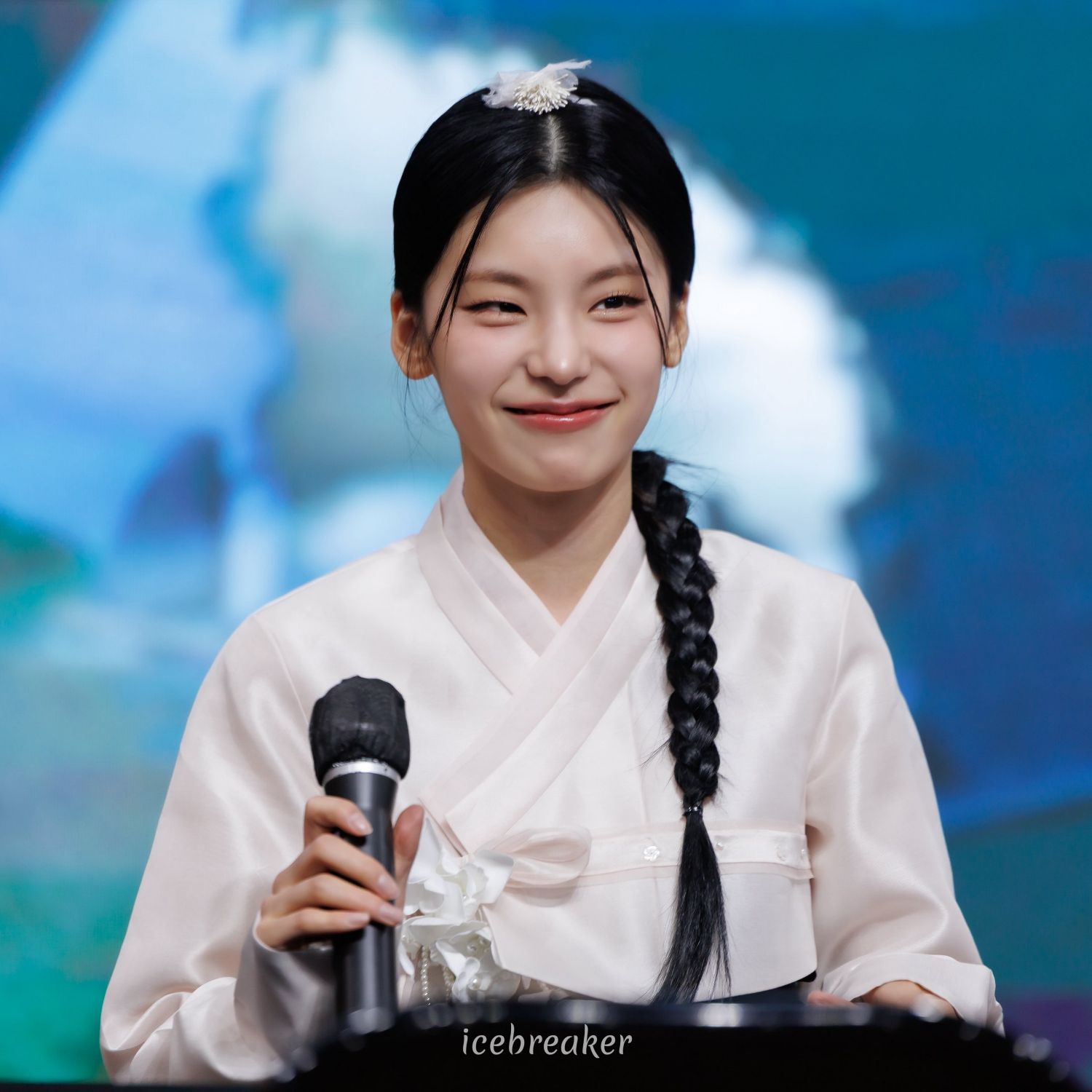 Recent activity shot of Yeji (ITZY)