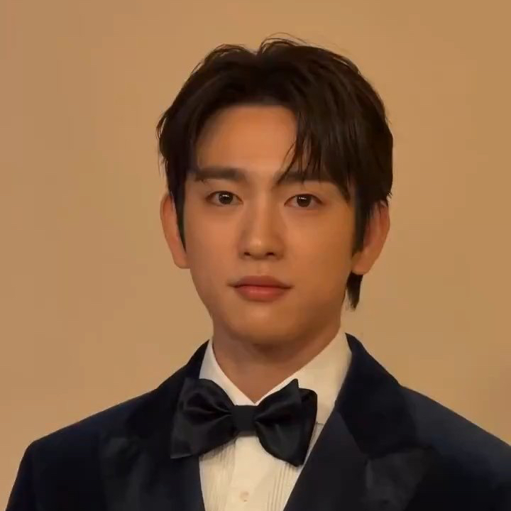 Behind-the-scenes cut of Jinyoung (GOT7)