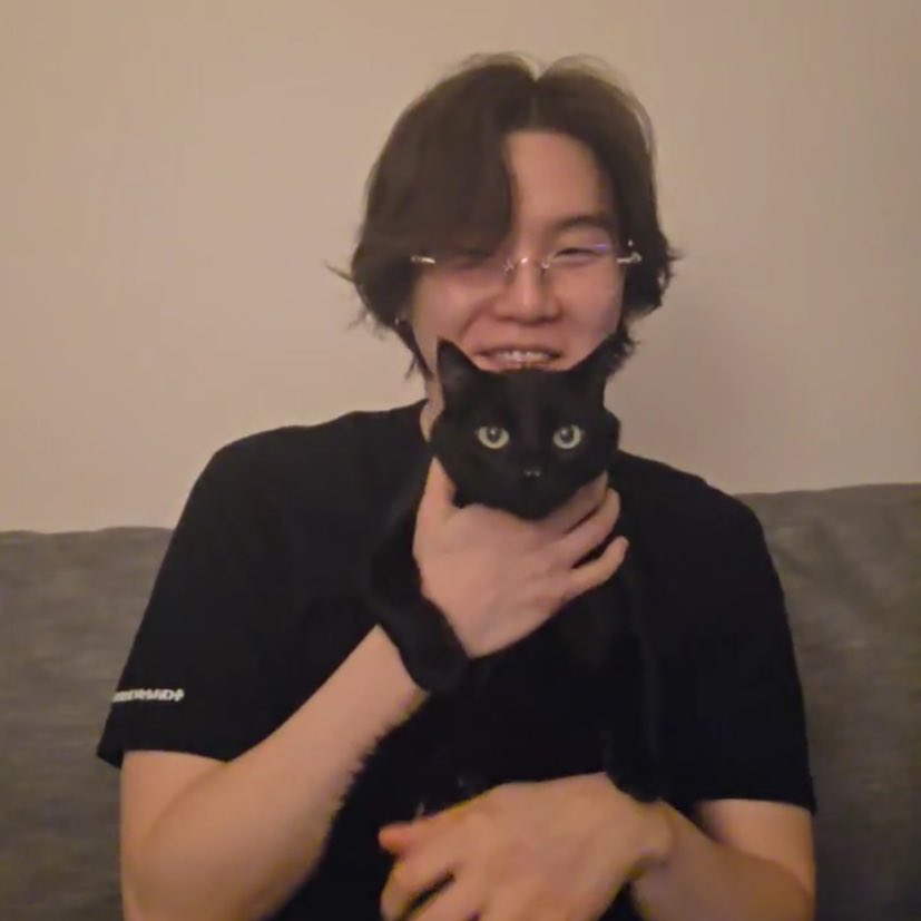 SUGA (防彈少年團)的最新照片